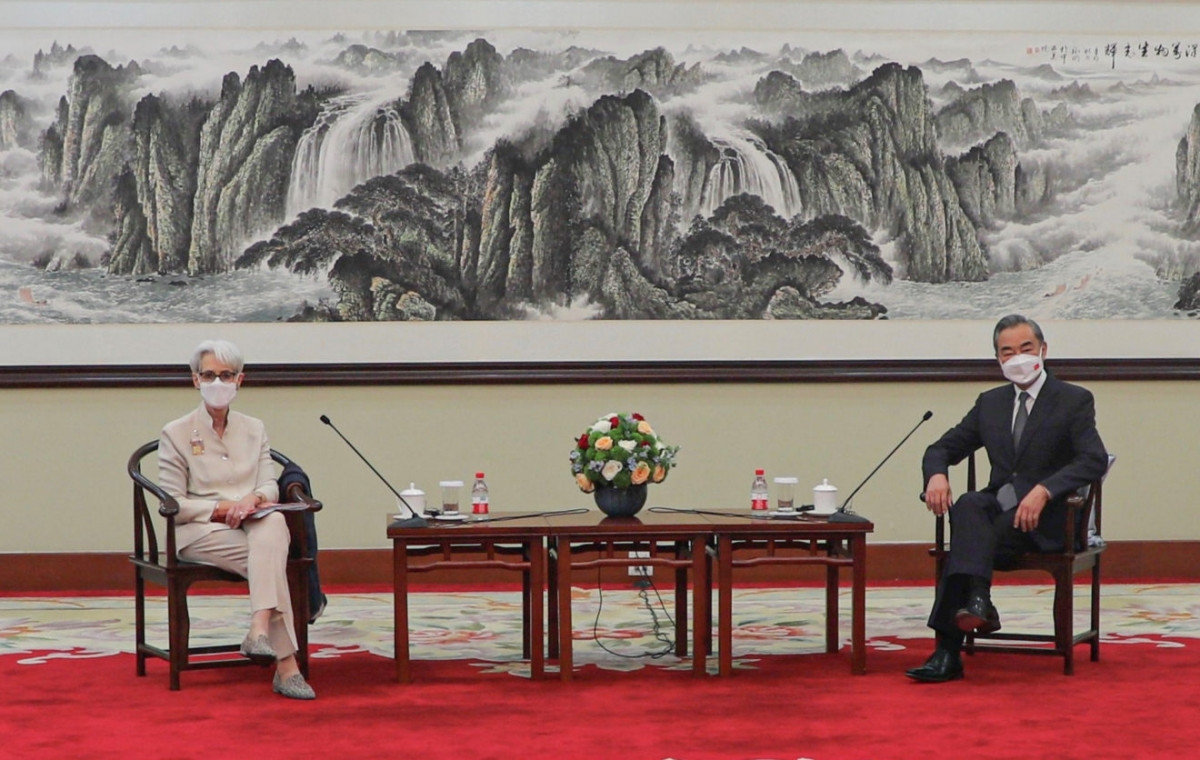 Ngoại trưởng Trung Quốc tiếp Thứ trưởng Ngoại giao Mỹ Wendy Sherman tại Thiên Tân ngày 26/7. (Nguồn: Politico).