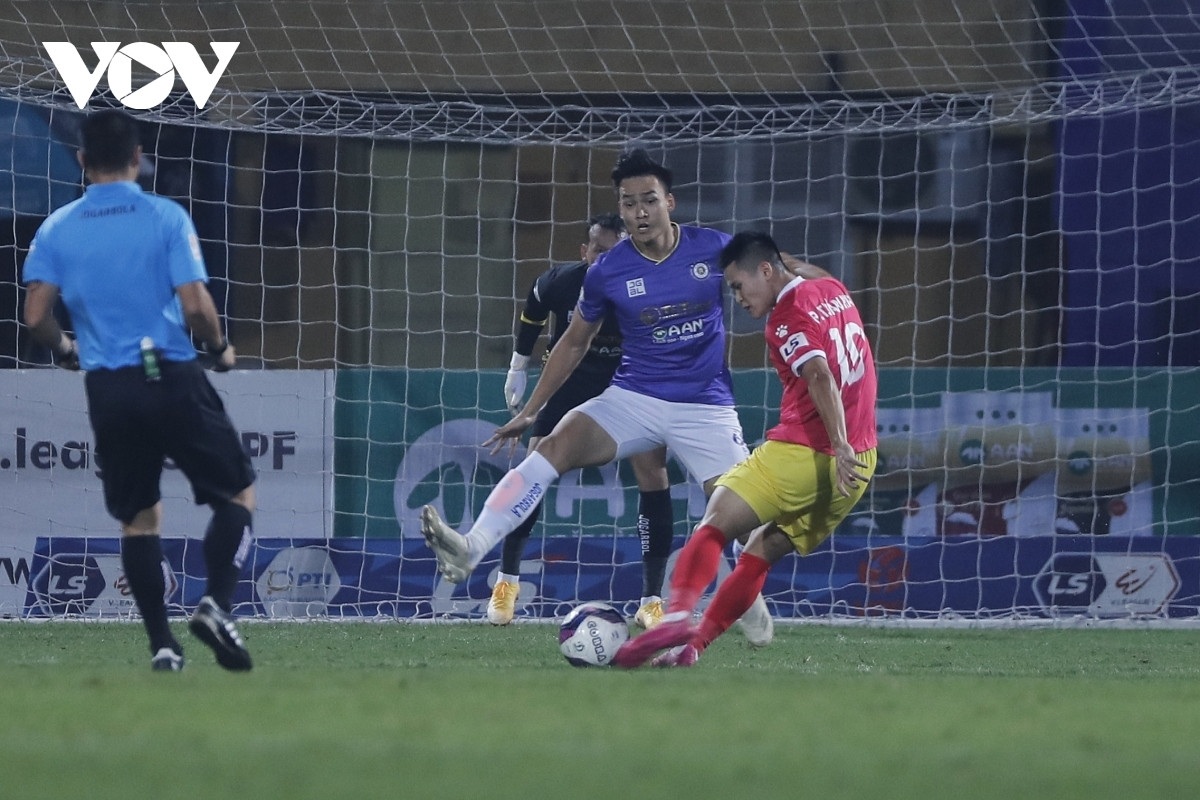 Phạm Tuấn Hải ghi bàn thắng rất đẹp vào lưới Hà Nội FC ở V-League 2021 (Ảnh: Minh Hoàng).
