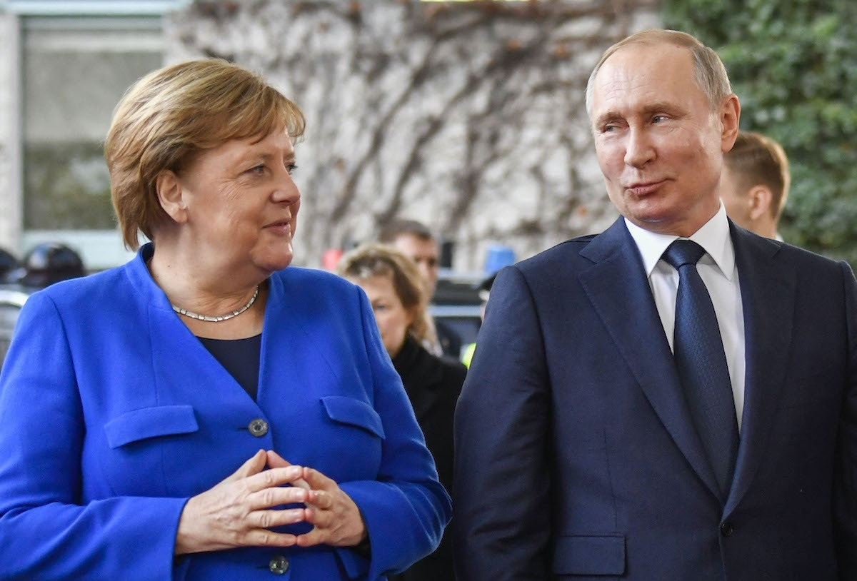 Thủ tướng Đức Angela Merkel chào đón Tổng thống Nga Vladimir Putin tới dự hội nghị hòa bình về Lybia ở Berlin ngày 19/1/2020. Ảnh: AFP