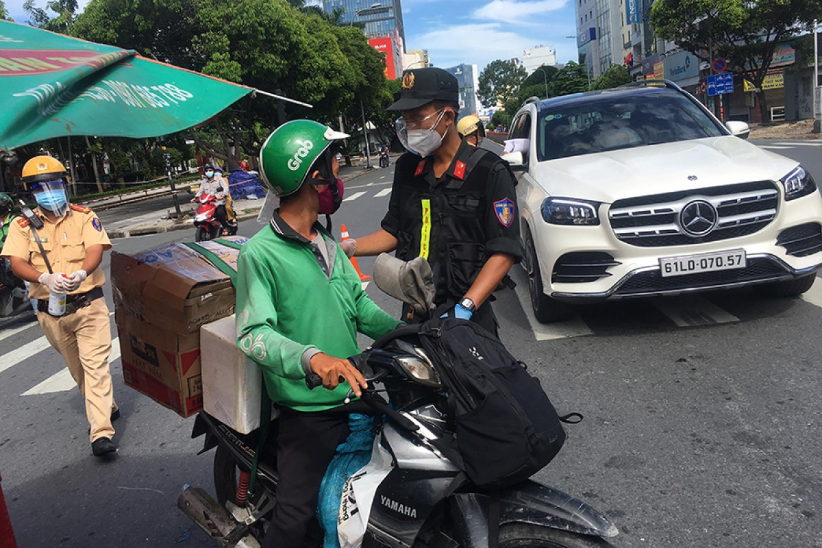 Lực lượng chức năng thành phố Hà Nội sẽ tiến hành xử lý nghiêm tài xế giao hàng của các ứng dụng gọi xe công nghệ vi phạm quy định ra đường không có lý do chính đáng để phòng chống dịch COVID-19.