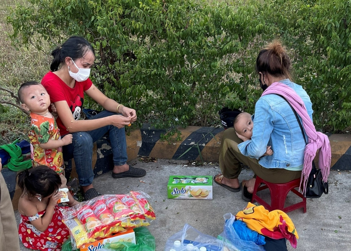 Hai người phụ nữ cùng 3 trẻ nhỏ bị bỏ quên tại chốt kiểm soát dịch huyện Phong Điền, tỉnh Thừa Thiên Huế.