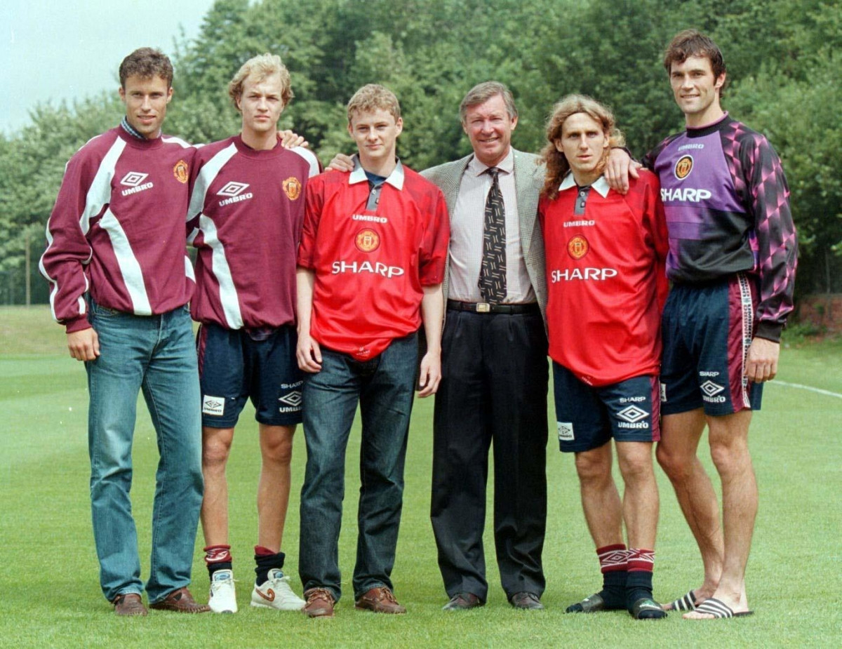 Sir Alex Ferguson chụp ảnh cùng Solskjaer và những tân binh của MU trong mùa Hè 1996. (Ảnh: The Sun). 