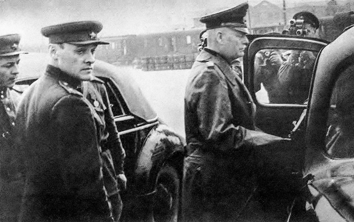 Đại tá Korotkov và Thống chế Đức Wilhelm Keitel; Nguồn: rbth.com