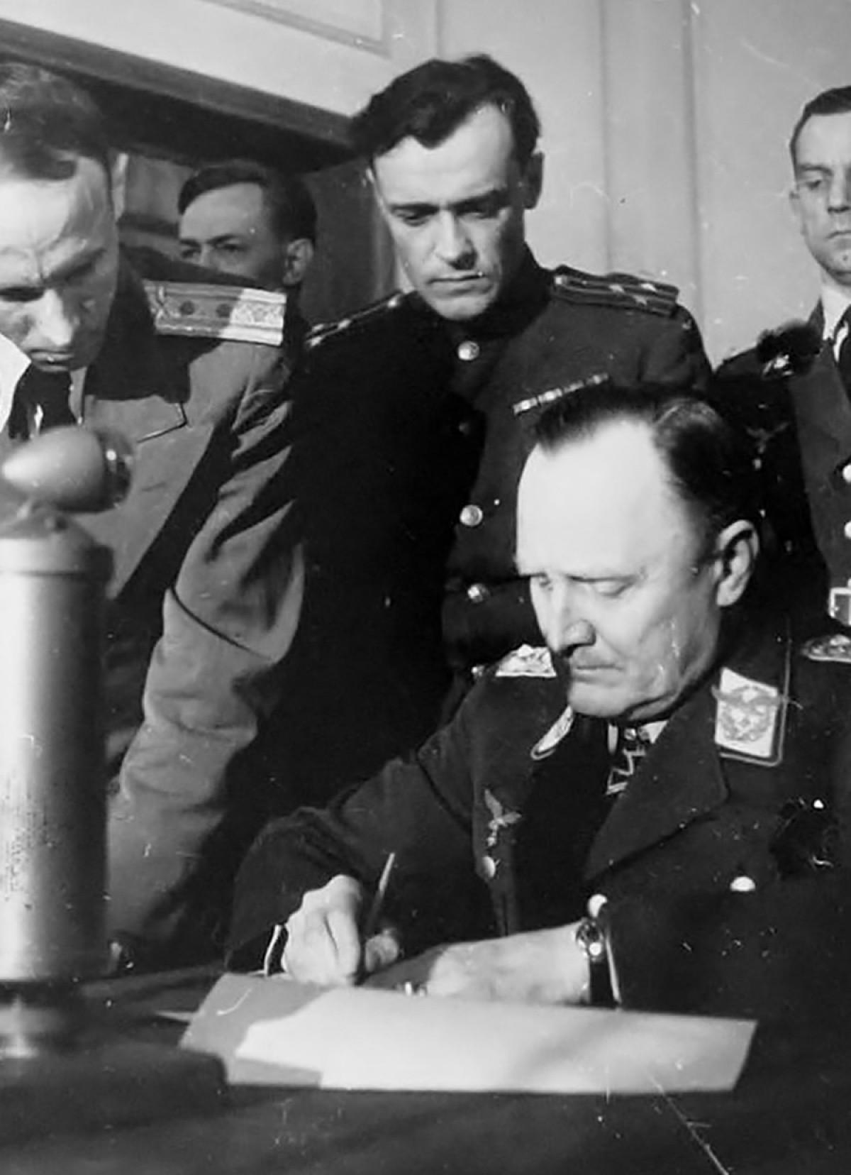 Đại tá Korotkov và Tướng Hans-Jürgen Stumpff, một trong những người ký kết đầu hàng vô điều kiện; Nguồn: bth.com