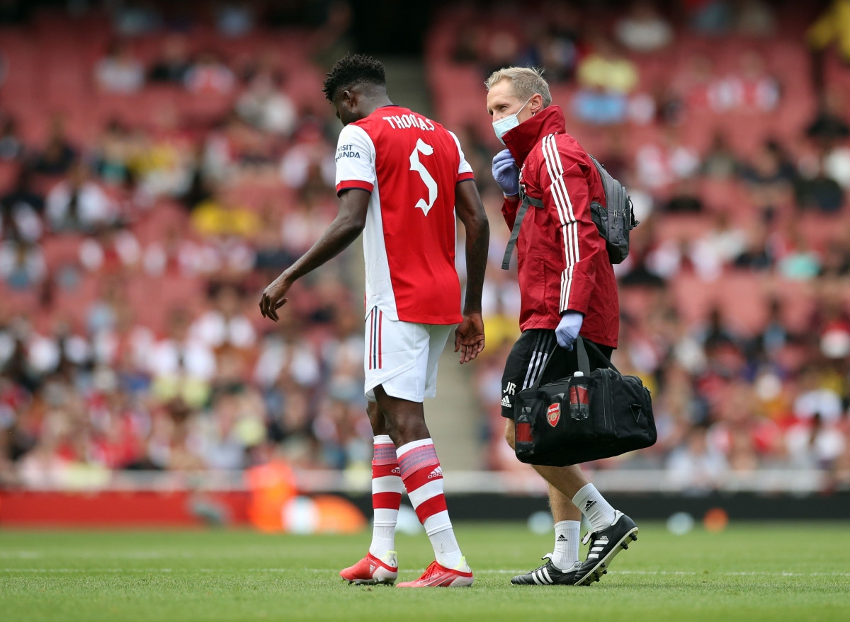 Đến cuối hiệp 1, Arsenal gặp tổn thất về nhân sự khi tiền vệ Partey gặp chấn thương. 
