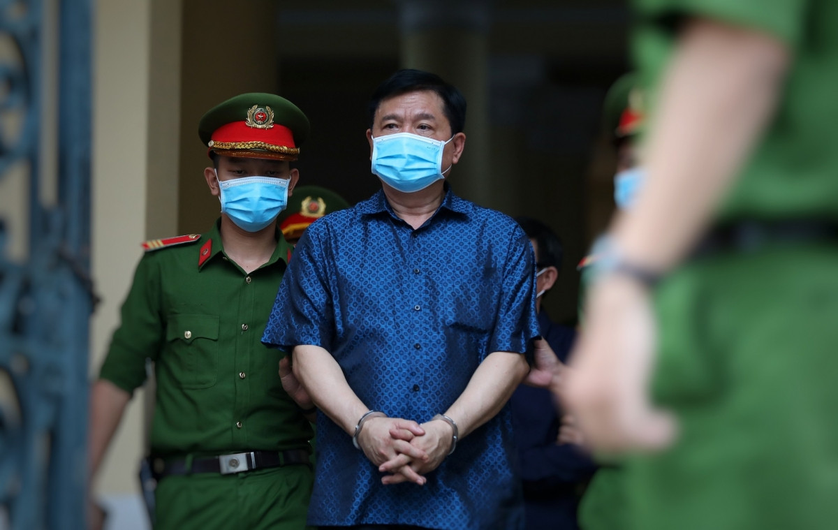 Bị cáo Đinh La Thăng được đưa ra xét xử trong phiên tòa xử vụ sai phạm trong thu phí tại tuyến cao tốc TP.HCM- Trung Lương, tháng 12/2020. (ảnh: Thanh Niên)