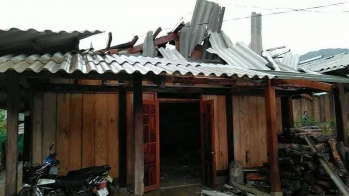 Nhà dân bị tốc mái tại huyện Văn Chấn.
