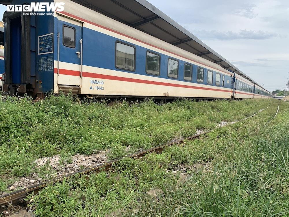 Ảnh: Dịch vụ trong ga tàu Hà Nội 'đóng băng', chết đứng giữa mùa dịch - 11