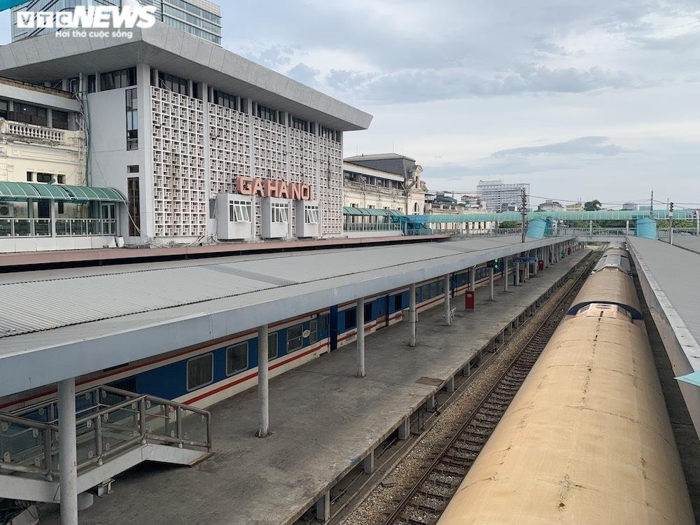 Ảnh: Dịch vụ trong ga tàu Hà Nội 'đóng băng', chết đứng giữa mùa dịch - 1