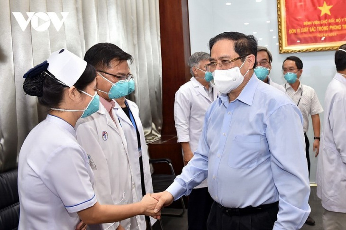 Thủ tướng Phạm Minh Chính tới thăm, động viên các lực lượng phòng chống dịch, đội ngũ cán bộ, y tá, bác sĩ tại Bệnh viện Đại học Y Dược TP. Hồ Chí Minh.