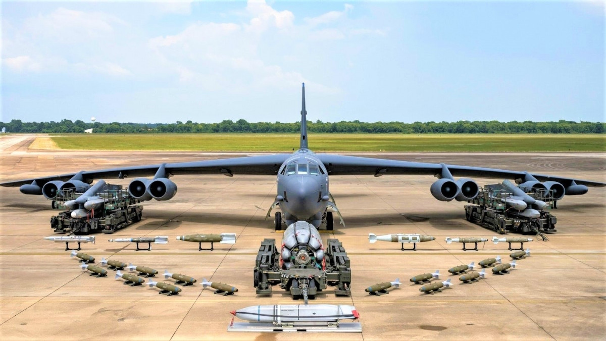 Chiếc B-52H với vũ khí mới tại căn cứ Không quân Barksdale, Louisiana; Nguồn: thedrive.com