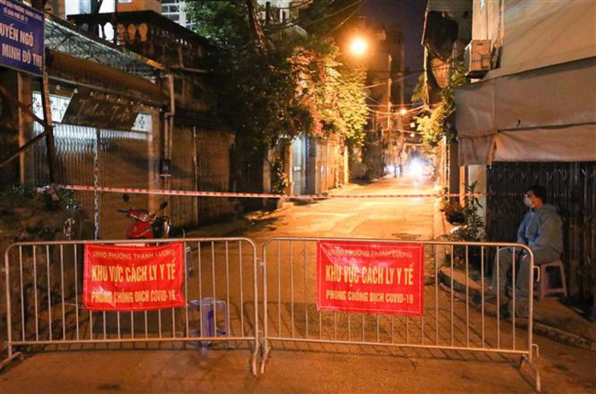 Ngõ 651, phố Minh Khai - nơi phát hiện các trường hợp mới mắc COVID-19 liên quan tới công ty thực phẩm Thanh Nga (ảnh: Truyền hình TTXVN)