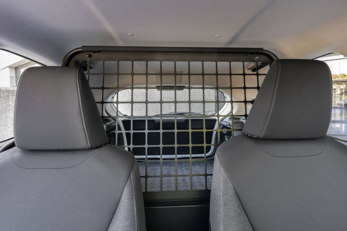 Chiếc Yaris ECOVan có sẵn 2 cấp độ trang bị. Trang bị tiêu chuẩn trên phiên bản cơ sở Business Plus bao gồm hệ thống Toyota Safety Sense ADAS, màn hình cảm ứng 7 inch cho hệ thống thông tin giải trí, đèn pha LED, điều hòa không khí và bộ mâm hợp kim 15 inch.