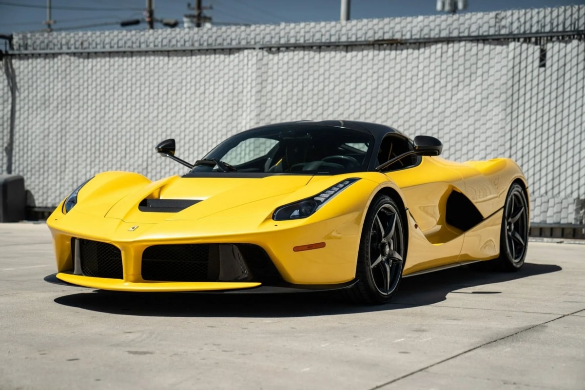 Chiếc siêu xe Ferrari LaFerrari này sở hữu cho mình màu sơn ngoại thất đặc biệt được hãng gọi là Giallo Triple Strato (sơn vàng ba lớp) với hiệu ứng ngọc trai. 