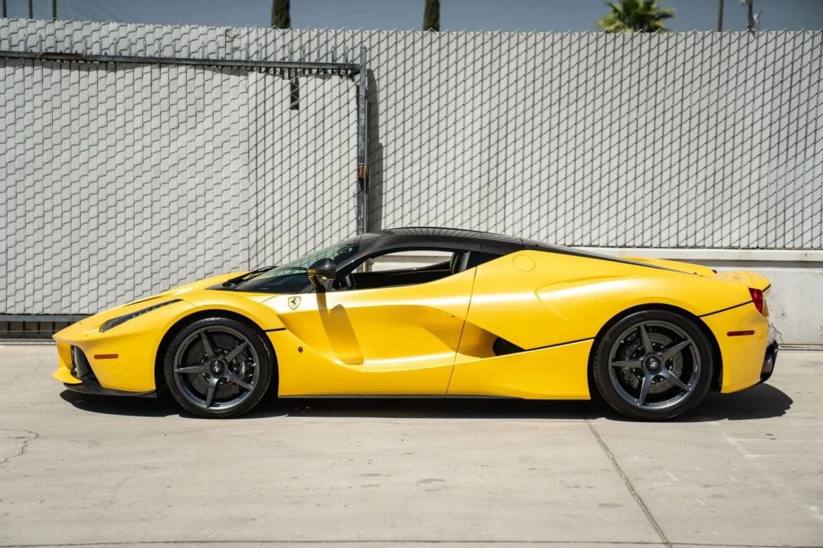 Hiện tại, nó đang được đại lý Pagani Beverly Hills rao bán với giá lên đến 4,199 triệu USD (khoảng hơn 96 triệu USD). 