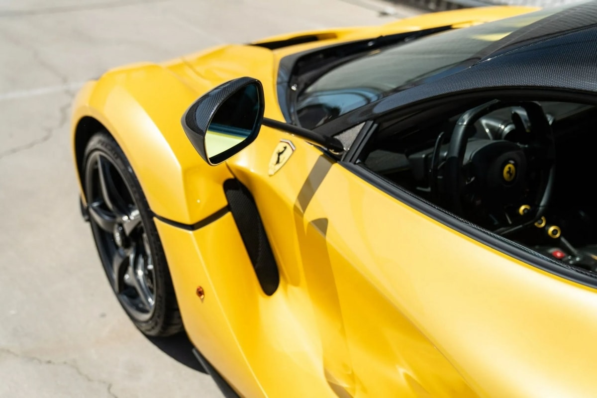 Gương chiếu hậu, mui xe, bánh xe cùng nhiều chi tiết ngoại thất khác của chiếc LaFerrari này đều được làm bằng sợi carbon. 