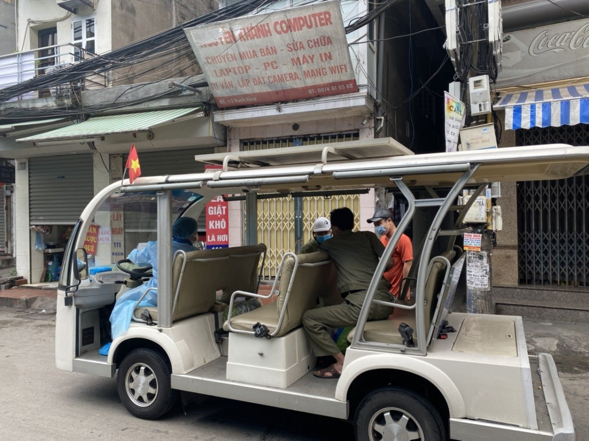 Xe điện được sử dụng chuyển hàng đến cửa từng hộ gia đình trong khu vực cách ly y tế phường Chương Dương.