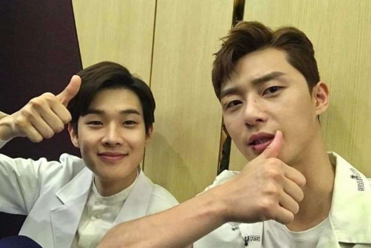 Park Seo Joon và Choi Woo Shik là những người bạn thân thiết.