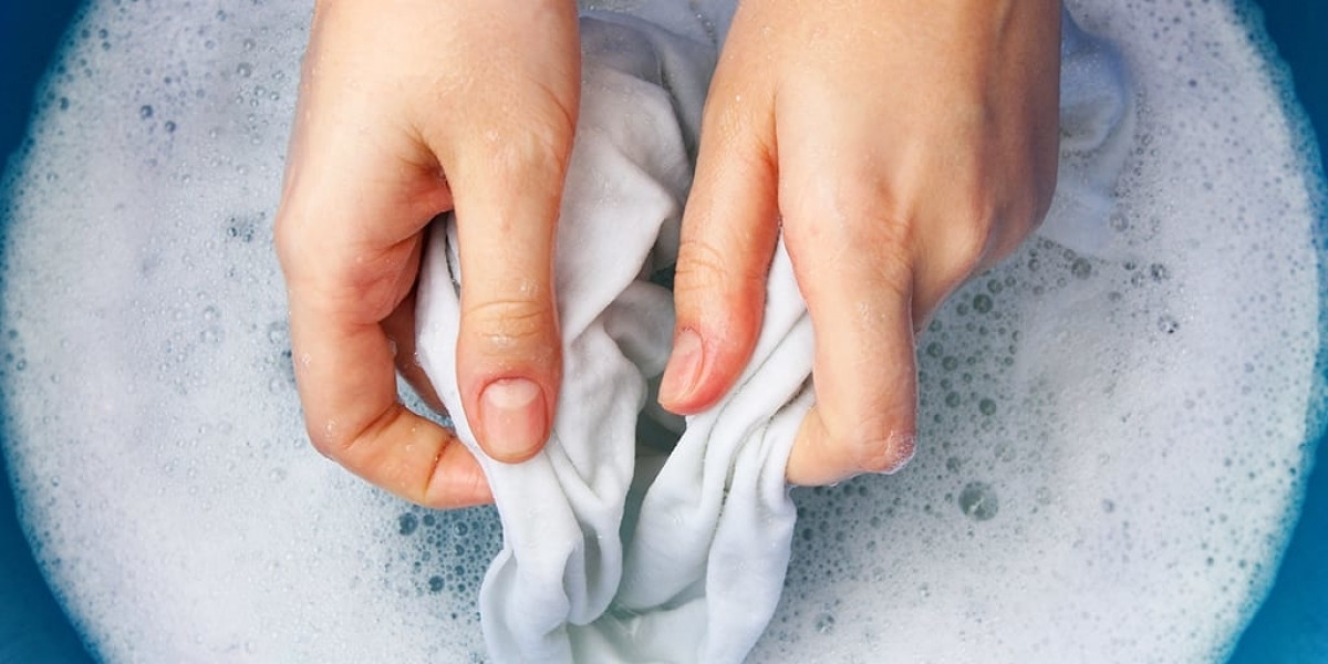 Những chiếc áo sơ mi trắng hay quần áo trắng đã xỉn màu và chuẩn bị quyết định ra đi. Đừng vội vàng bỏ nó mà hãy xử lý đơn giản bằng nước vo gạo. Chúng ta lấy tấm vải trắng muốn giặt và ngâm vào nước khoảng 3-4 ngày, mỗi ngày phải thay nước vo gạo một lần, sau đó bạn hãy mang quần áo đi giặt như bình thường. Lúc này, phần vải từng bị xỉn màu sẽ trắng sáng trở lại.