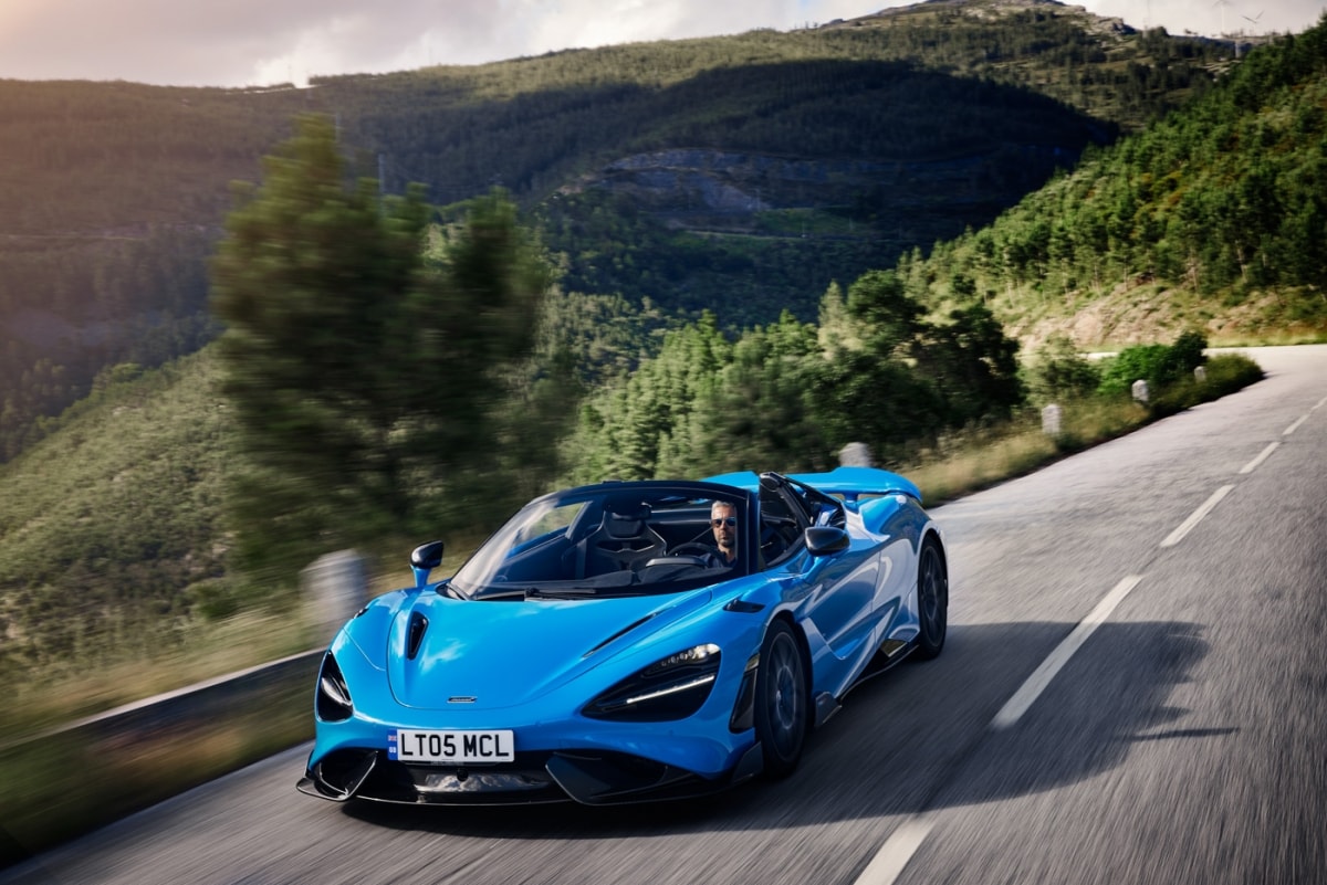 Bên ngoài, McLaren 765LT Spider sẽ có được tất cả các nâng cấp ngoại thất tương tự bản coupe như: Cản trước được kéo dài với chia gió bổ sung, cánh gió sau lớn hơn cùng hai tấm líp hông, lỗ thoát khí trên vòm bánh xe… tất cả đều hướng đến việc gia tăng khí động học cho mẫu xe này.
