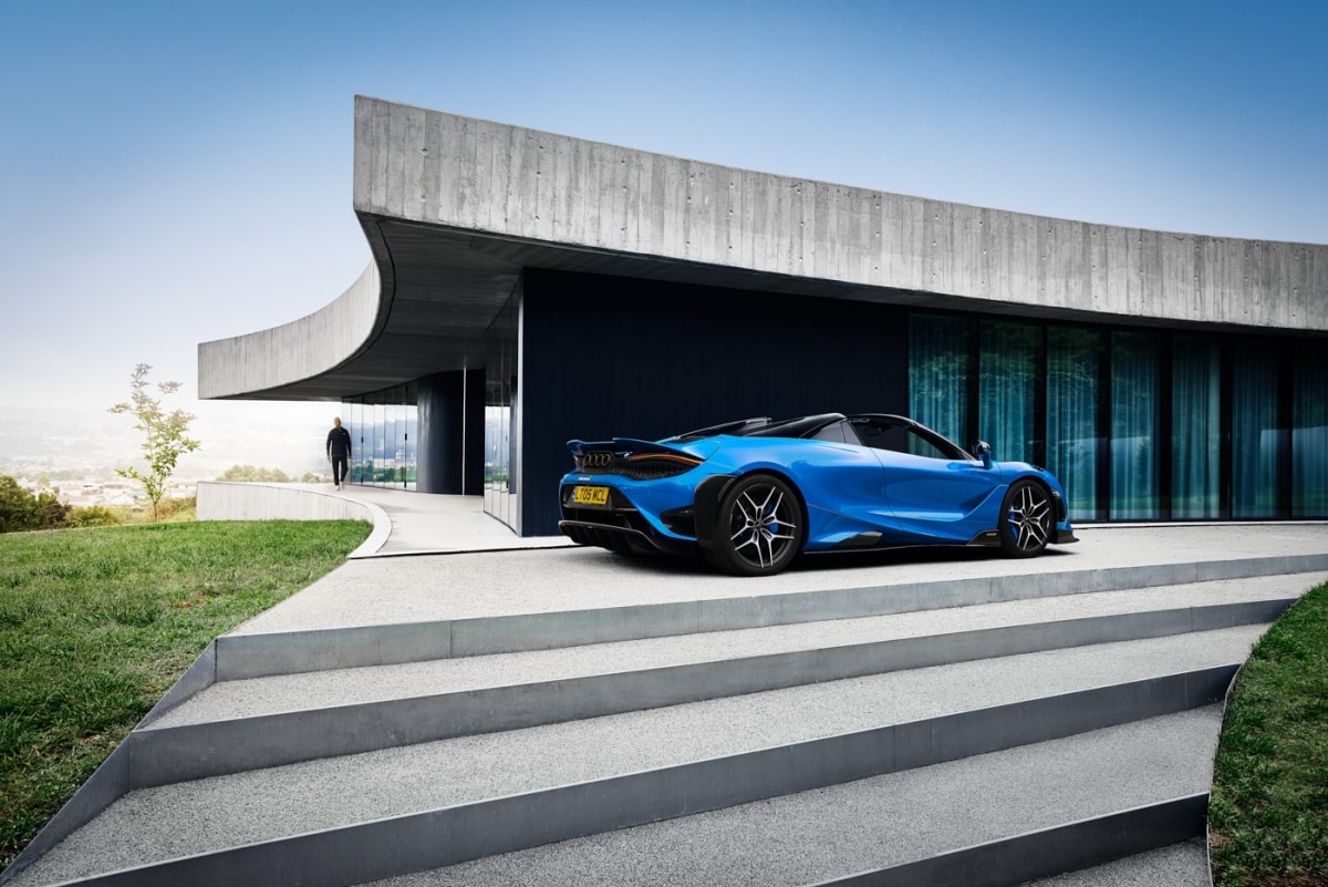 Nói về mui xe, McLaren trang bị cho chiếc 765LT Spider bộ mui cứng xếp điện tương tự như loại được dùng trên 720S Spider trước đây. Xe vẫn có được khả năng vận hành ở tốc độ lên đến 50 km/h và chỉ cần 11 giây để đóng/mở mui.