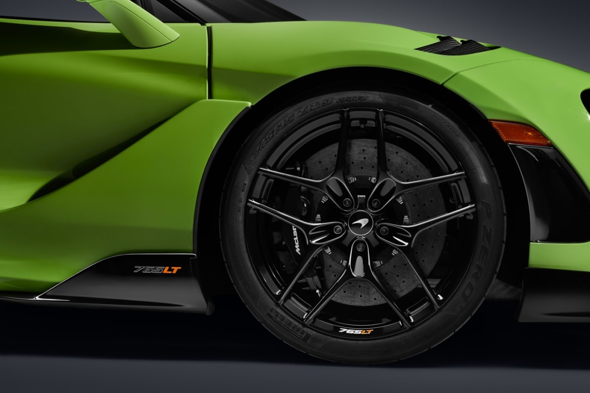 McLaren 765LT Spider sẽ được sản xuất giới hạn chỉ 765 chiếc và hiện đã có thể được đặt hàng tại các đại lý của hãng trên toàn thế giới, giá bán khởi điểm cho mẫu xe này tại thị trường quê nhà là 310.500 Bảng Anh, tương đương 429.867 USD (khoảng gần 10 tỷ đồng).