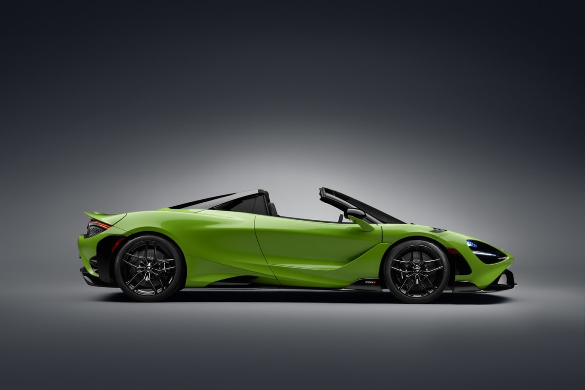 Cung cấp sức mạnh cho 765LT Spider vẫn là khối động cơ V8 tăng áp kép, dung tích 4.0 lít quen thuộc. Tuy nhiên, trên chiếc xe này, sức mạnh từ động cơ đã được nâng cấp, cho ra tối đa 755 mã lực và mô-men xoắn cực đại đạt 799 Nm.