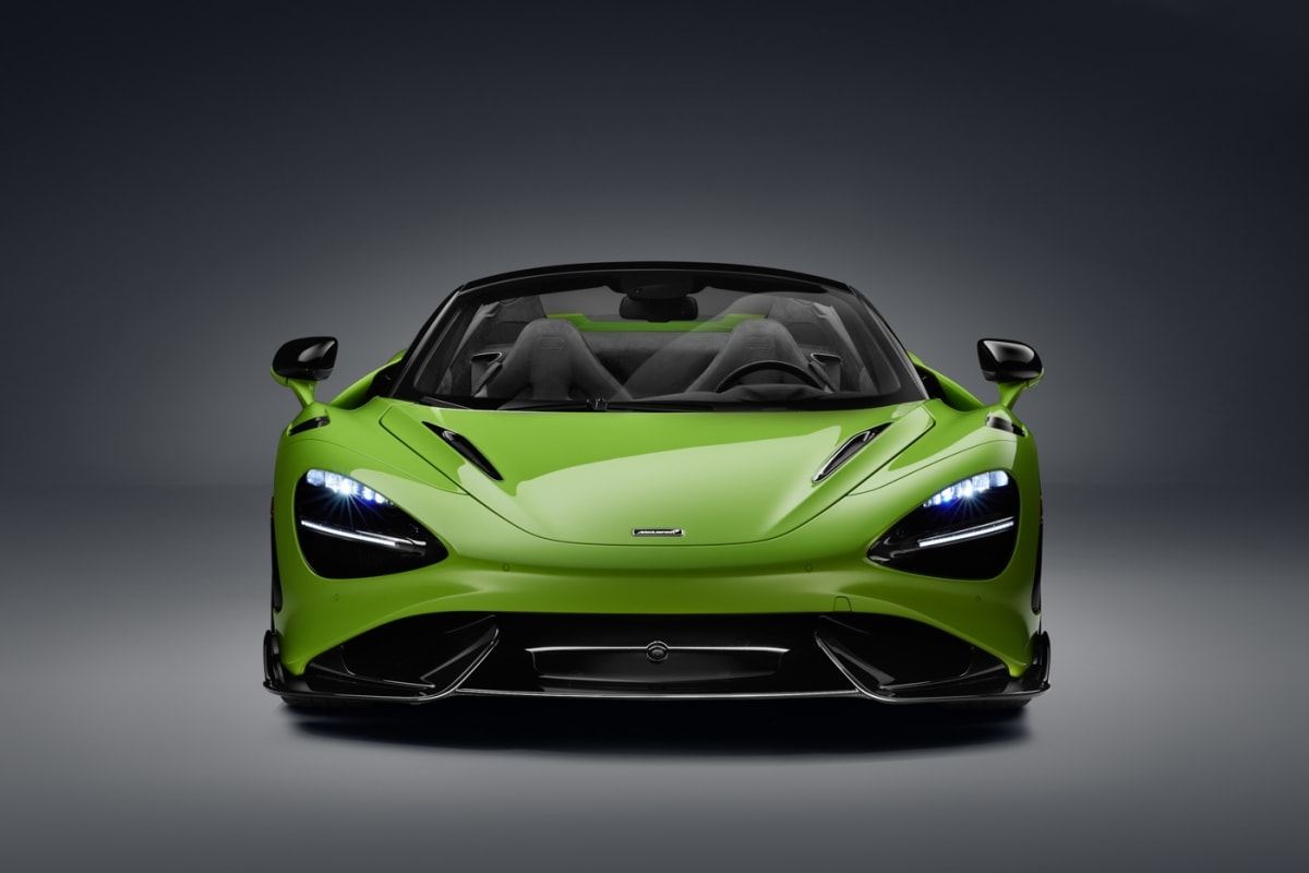 Jamie Corstorphine cũng nói thêm: “Chiếc 765LT coupe đã tạo ra các tiêu chuẩn mới trong việc tối đa liên kết giữa người lái và chiếc xe. Đồng thời, chiếc Spider cũng được bổ sung những yếu tố tương tác của một chiếc mui trần, cảm nhận được âm thanh từ ống xả bằng titan”.
