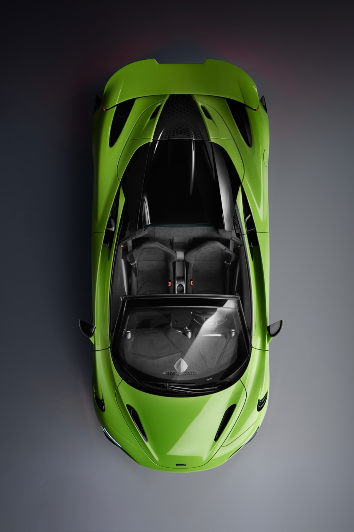 Về khả năng vận hành, chiếc 765LT Spider có thể đạt 100 km/h từ vị trí đứng yên trong 2,8 giây, 200 km/h trong 7,2 giây và tốc độ tối đa đạt 330 km/h. Xe cũng có thể hoàn thành quãng đường 1/4 dặm trong chỉ 10 giây.