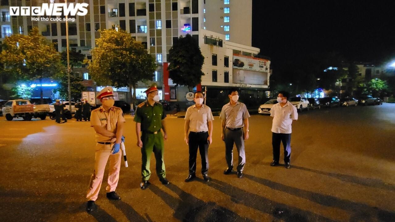 Ảnh: Đường phố Bắc Ninh vắng lặng sau quy định cấm ra đường lúc 21h - 11