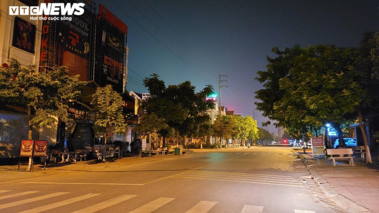 Ảnh: Đường phố Bắc Ninh vắng lặng sau quy định cấm ra đường lúc 21h - 4