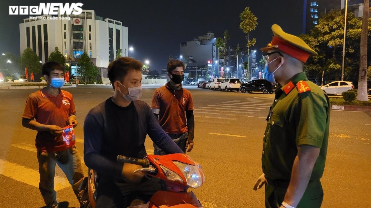 Ảnh: Đường phố Bắc Ninh vắng lặng sau quy định cấm ra đường lúc 21h - 8