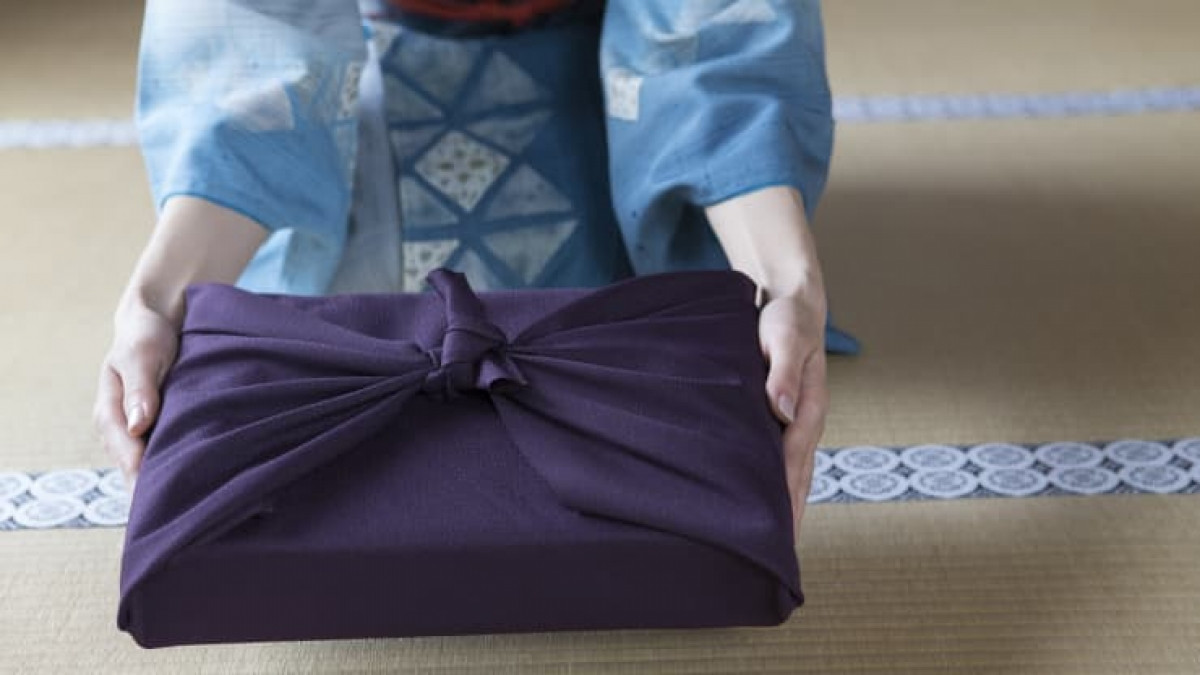 Gói quà theo phong cách Furoshiki của Nhật Bản. Nguồn: Getty Images