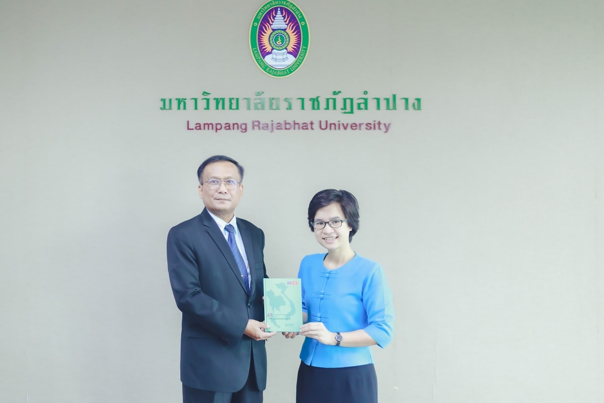 PGS. TS Trương Thị Hằng tặng sách cho PGS.TS. Kittisak Samuttharak, Hiệu trưởng Đại học Rajabhat Lampang