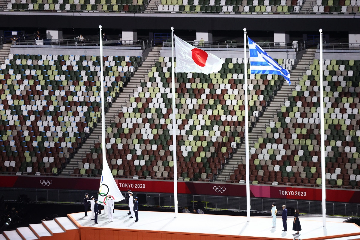 Phần cuối buổi lễ bế mạc Olympic Tokyo là màn trao cờ Olympic cho Pháp, nước chủ nhà Olympic 2024. 