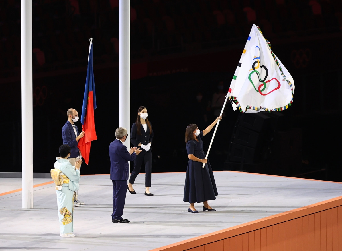 Ông Thomas Bach, Chủ tịch Ủy ban Olympic quốc tế, trao cờ Olympic cho bà Anne Hidalgo, Thị trưởng Paris, đánh dấu sự kết thúc của Olympic Tokyo và đếm ngược đến ngày khởi tranh Olympic Paris sau đây 3 năm./. 