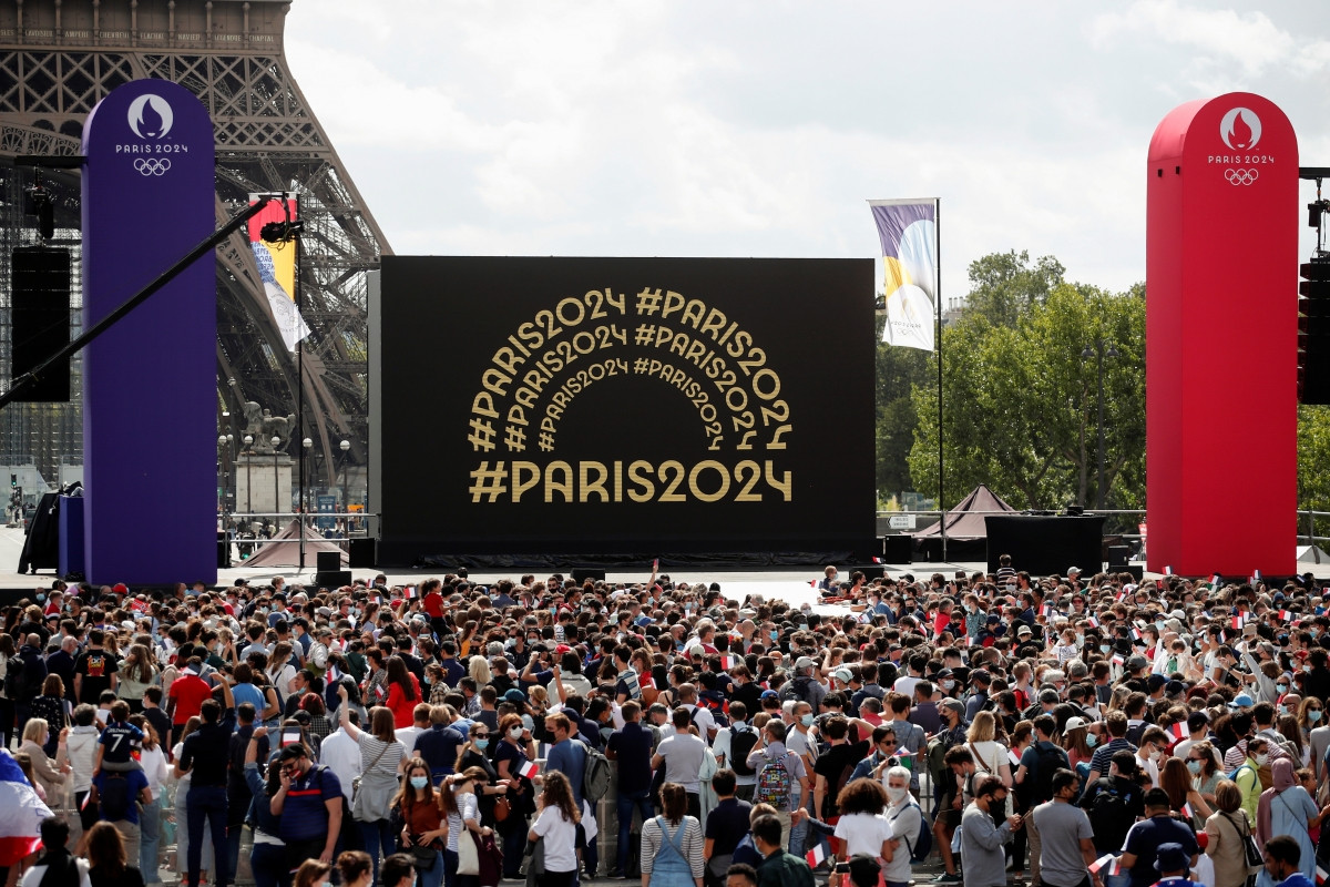 Ngoài lễ khai mạc chính ở Tokyo, Ủy ban Olympic quốc tế còn thiết lập một khu fanzone tại tháp Eiffel, nơi Paris sẵn sàng cho việc đón nhận quyền đăng cai Olympic 2024. 