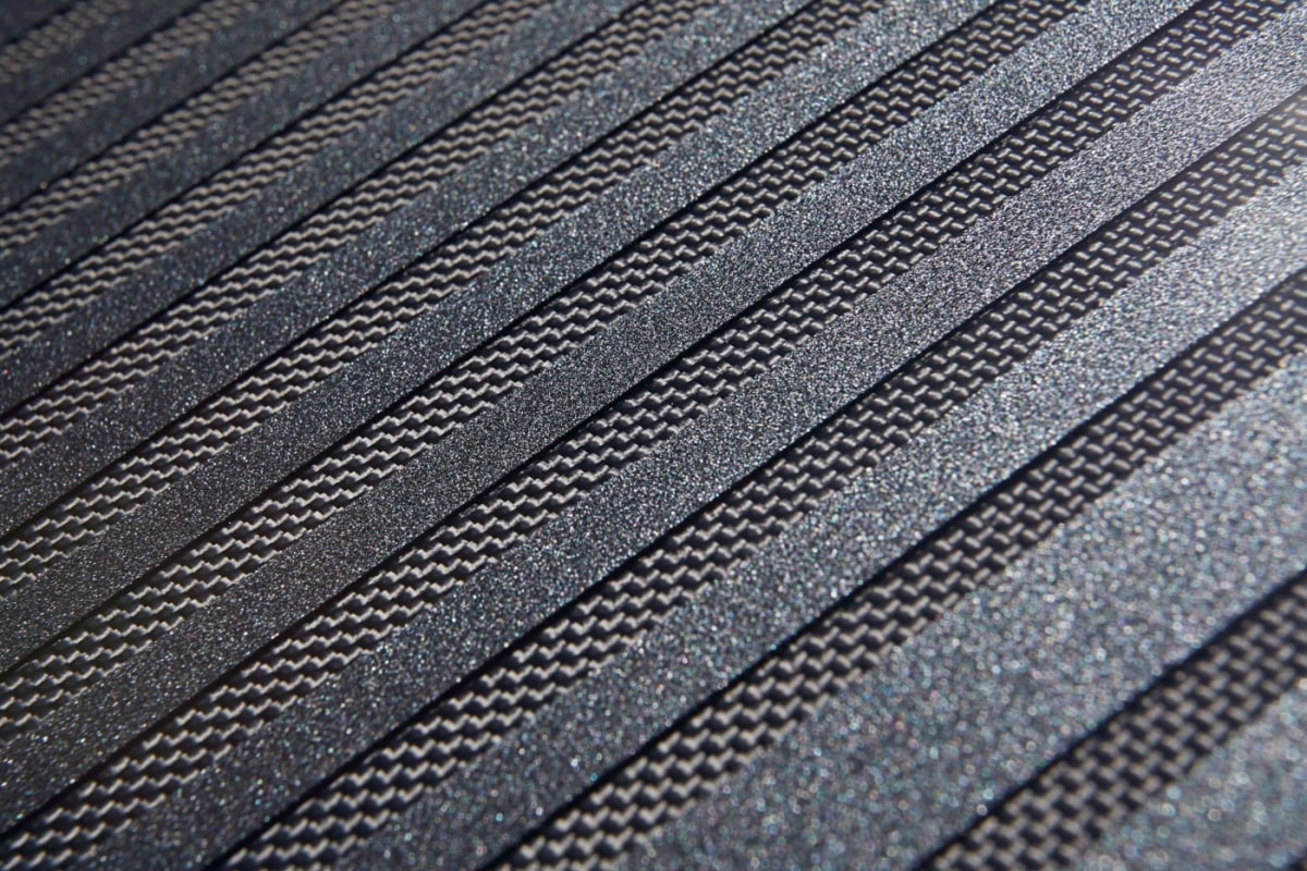 Phần thân xe của nguyên mẫu này được làm bằng sợi carbon hoàn toàn có độ bóng 1K. Vì sự phức tạp của lớp sơn chuyển màu, McLaren đã phải thử nghiệm để xem liệu có khả thi để thực hiện thông qua nhóm trực quan của hãng. Tổng cộng, Speedtail “Albert” tốn của đội ngũ MSO 12 tuần để hoàn thành lớp sơn. Trong đó, hai tuần đầu được dành cho việc đánh dấu và tạo khuôn, sáu tuần sơn và bốn tuần để khô sơn và lắp ráp lại.