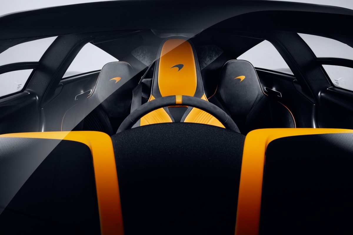 McLaren Speedtail sử dụng hệ dẫn động hybrid với động cơ V8 tăng áp kép là trung tâm và được bổ sung năng lượng bằng mô-tơ điện, tạo công suất cực đại 1.036 mã lực và mô-men xoắn tối đa 1.150 Nm. Với sức mạnh này, McLaren Speedtail có thể tăng tốc lên 300 km/h trong chỉ 12,8 giây và có thể đạt tốc độ tối đa lên đến 403 km/h.