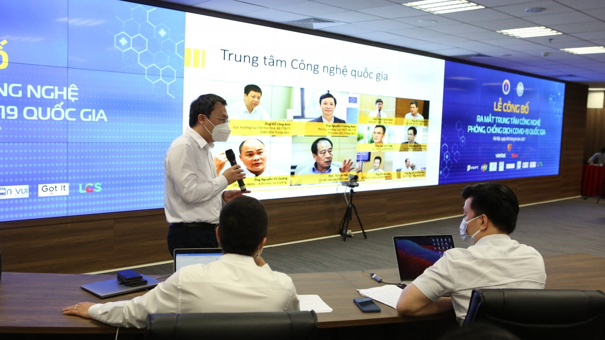 Thứ trưởng Bộ TT&TT Nguyễn Huy Dũng giới thiệu các nền tảng công nghệ dùng chung trong phòng, chống Covid-19.