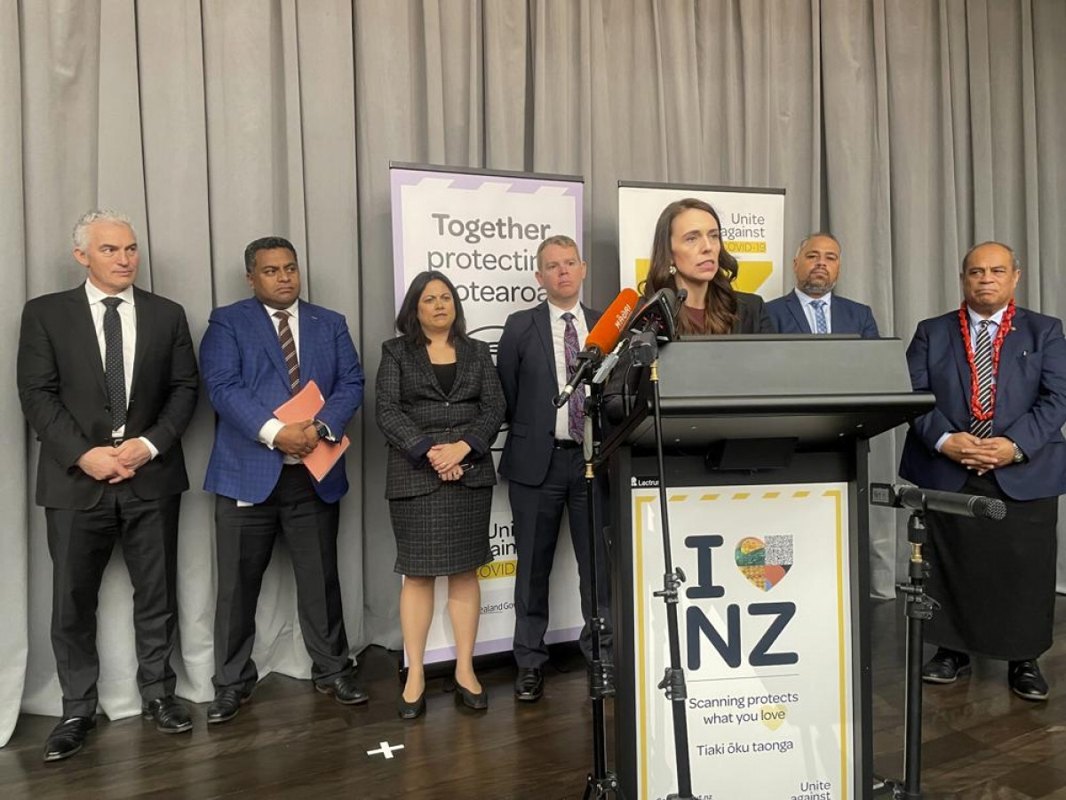 Thủ tướng New Zealand Jacinda Ardern công bố kế hoạch mở lại biên giới cho du khách quốc tế từ đầu năm tới. Nguồn: AP/Nick Perry