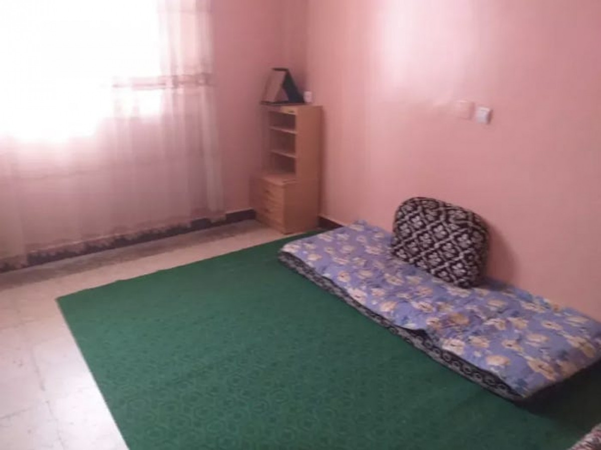 Với giá chỉ 4,69 USD/đêm, bạn có thể nghỉ ngơi tại căn phòng riêng tư này. Căn nhà có thể đón tối đa 4 khách, nằm tại tỉnh Naama, phía Bắc của Algeria. Chủ nhà được đánh giá cao về quy trình dọn dẹp và làm sạch theo quy chuẩn của Airbnb, ngoài ra còn cung cấp Wi-Fi tốc độ cao và bãi đỗ xe.