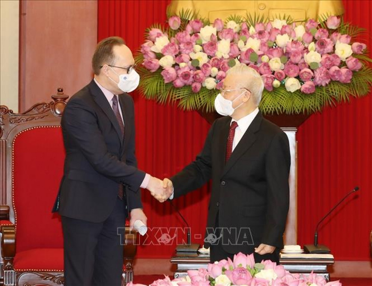 Tổng Bí thư Nguyễn Phú Trọng tiếp Đại sứ đặc mệnh toàn quyền Liên bang Nga tại Việt Nam (Ảnh: TTXVN)