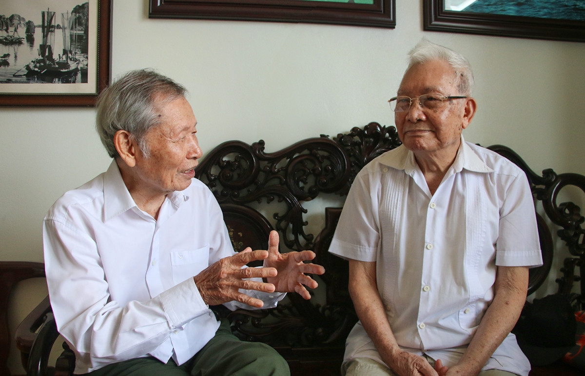 Ông Phùng Ngọc Hùng (phải) và ông Vũ Chức nay đã gần 90 tuổi vẫn cùng sinh hoạt trong Ban liên lạc kháng chiến liên tỉnh Quảng - Hồng - Hải, ôn lại những ngày tháng hào hùng từ Cách mạng tháng Tám