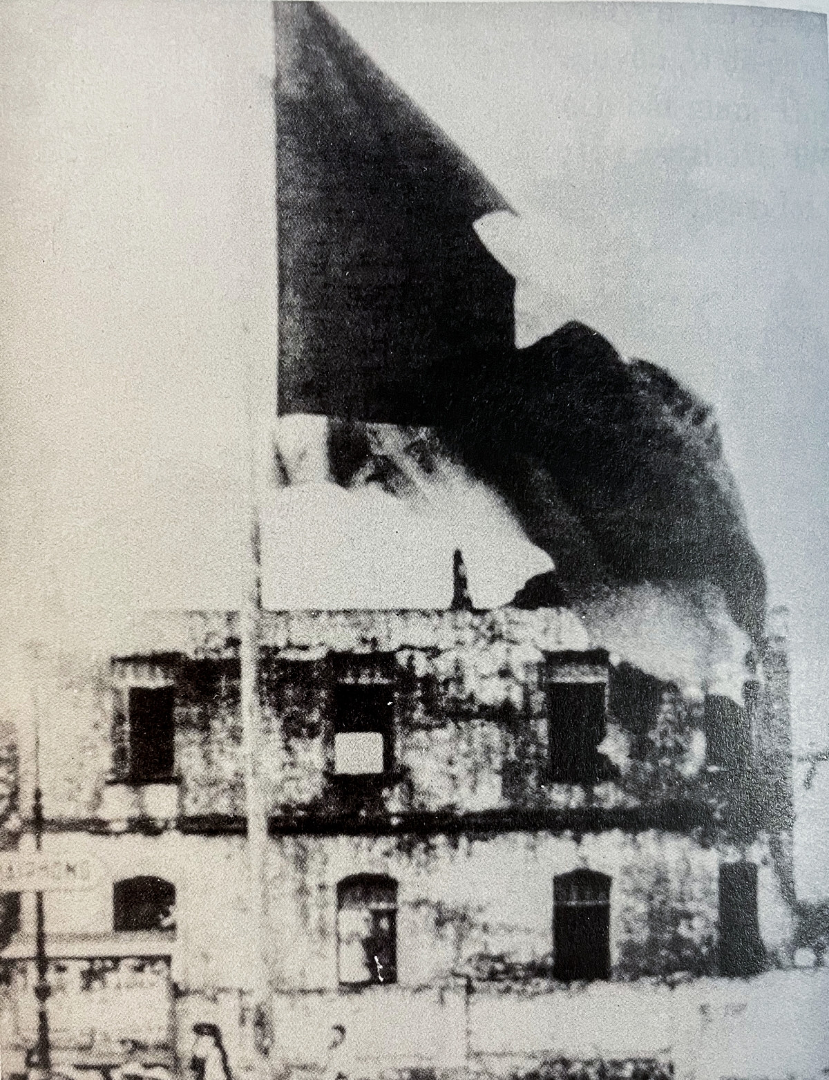 Cờ đỏ sao vàng đầu tiên tung bay tại Quảng Yên sau ngày giải phóng 20/7/1945. Ảnh tư liệu Bảo tàng Quảng Ninh