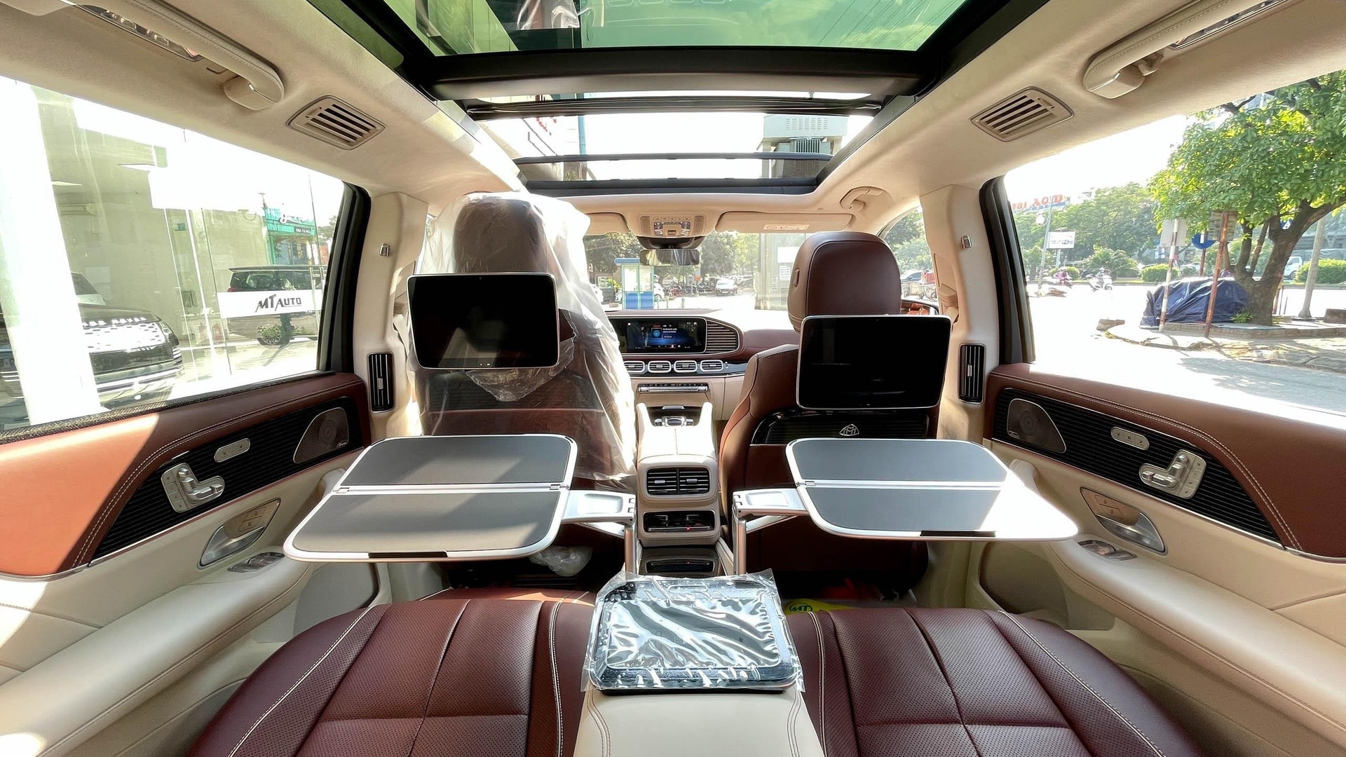So sánh Range Rover SVAutobioraphy và Mercedes-Maybach GLS 600 - 12