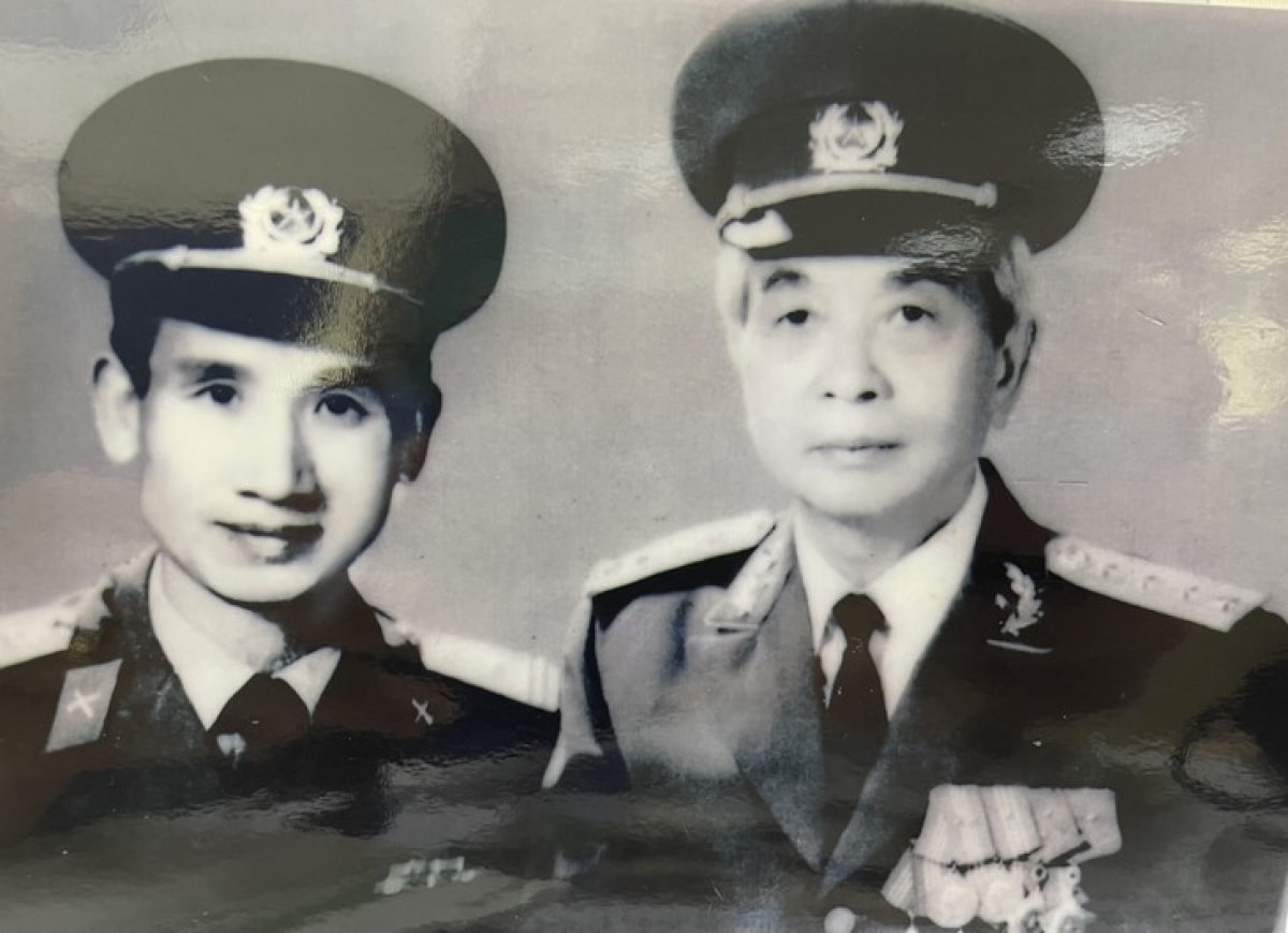 Đại tướng Võ Nguyên Giáp chụp ảnh cùng Đại tá Trần Huy Khuông năm 1984