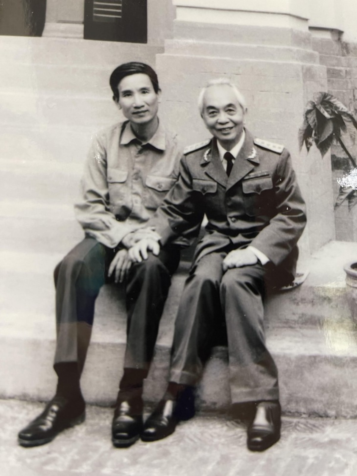 Đại tướng Võ Nguyên Giáp chụp ảnh cùng Đại tá Trần Huy Khuông, năm 1986, tại nhà riêng của Đại tướng