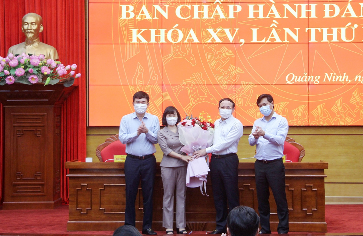 Tân Phó Bí thư Tỉnh ủy Quảng Ninh Trịnh Thị Minh Thanh nhận hoa chúc mừng từ Thường trực Tỉnh ủy Quảng Ninh