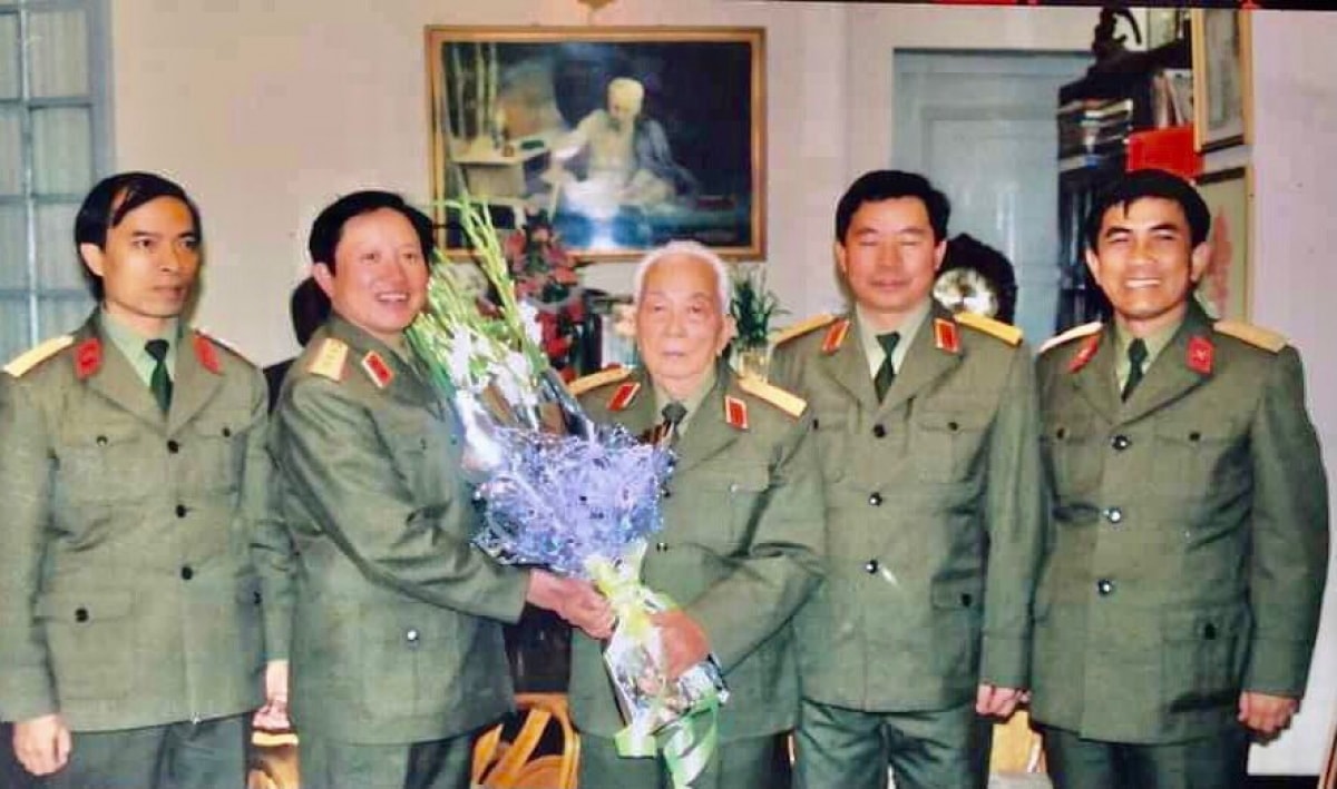 Thượng tướng Nguyễn Huy Hiệu tặng hoa Đại tướng Võ Nguyên Giáp